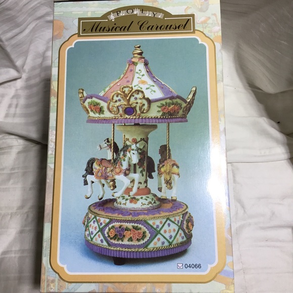 COPY - Poly musical carousel, NWT, plays Waltz, approx 10” by 5”dia, lovely gift - Picture 1 of 3